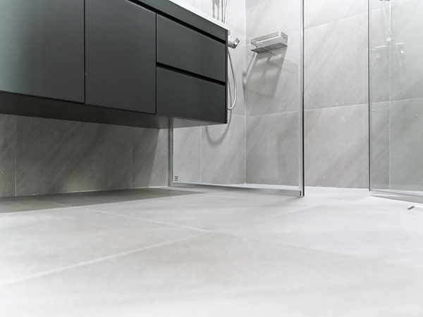 Best Materials for Bathroom Floors in Illinois Climate